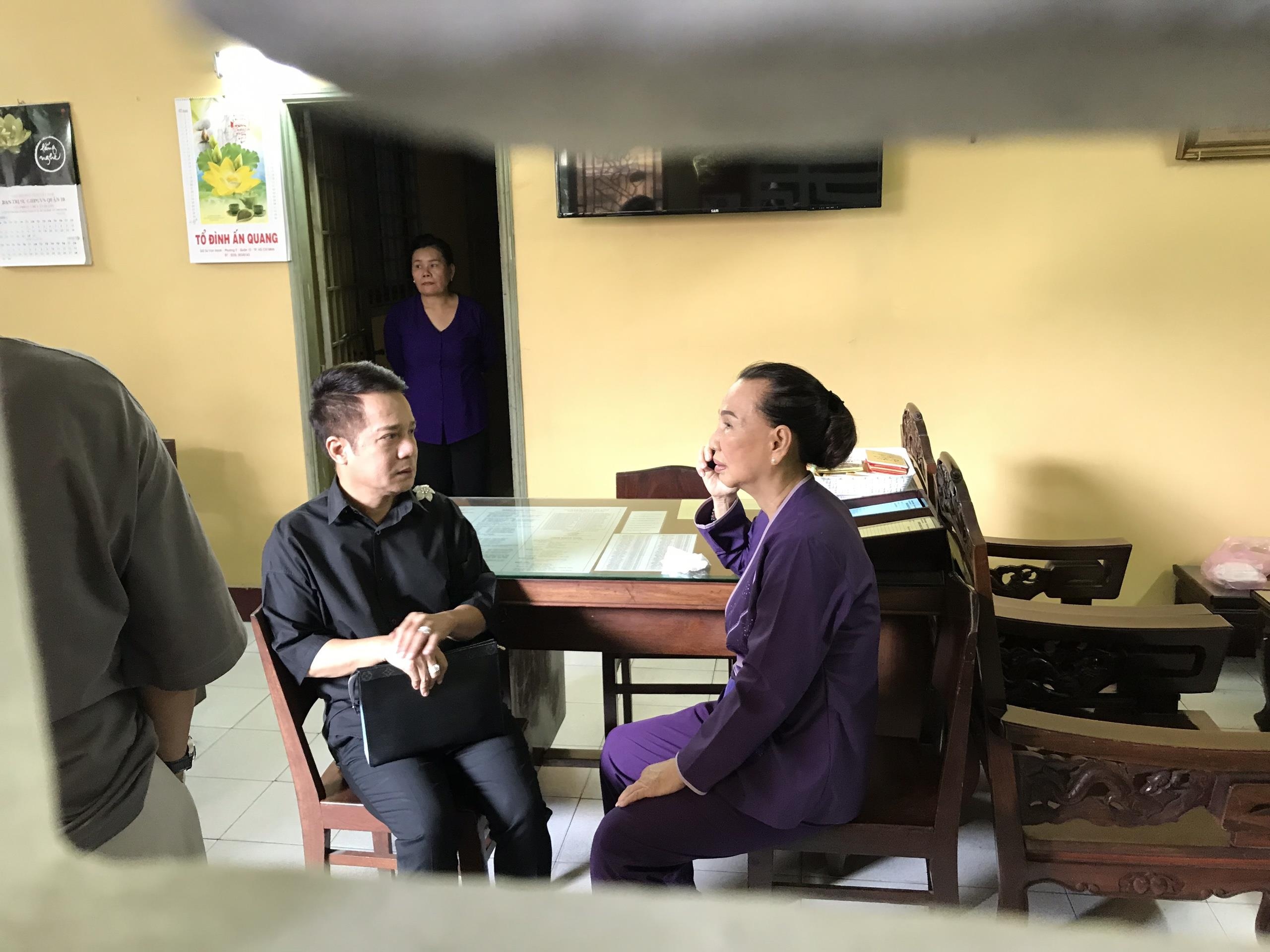 Me nghe si Anh Vu ngat xiu khi den chua anh 1