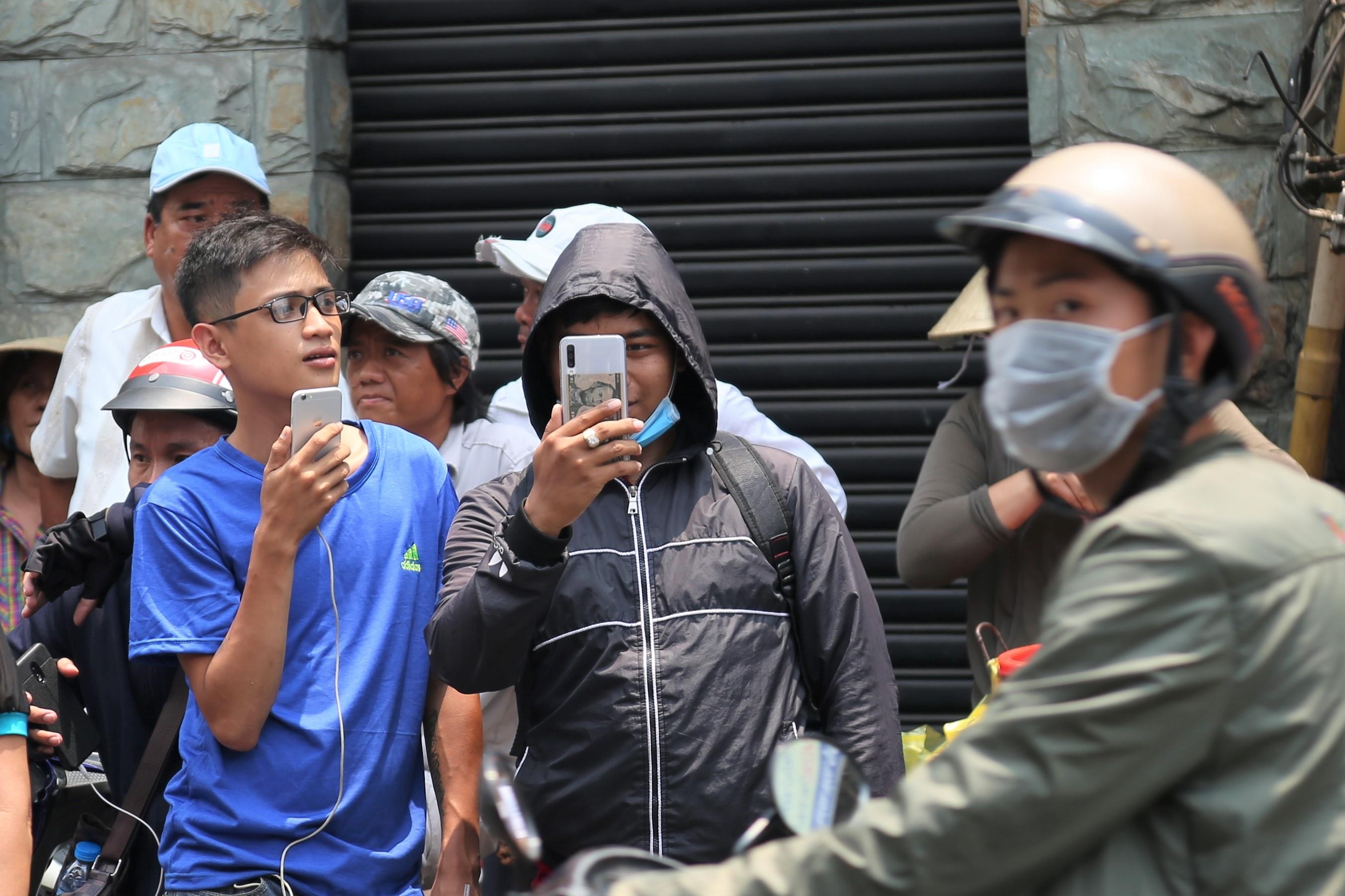 Người dân tụ tập quay video, livestream trong đám tang Anh Vũ ảnh 3 Nguoi dan tu tap quay video, livestream trong dam tang Anh Vu anh 3