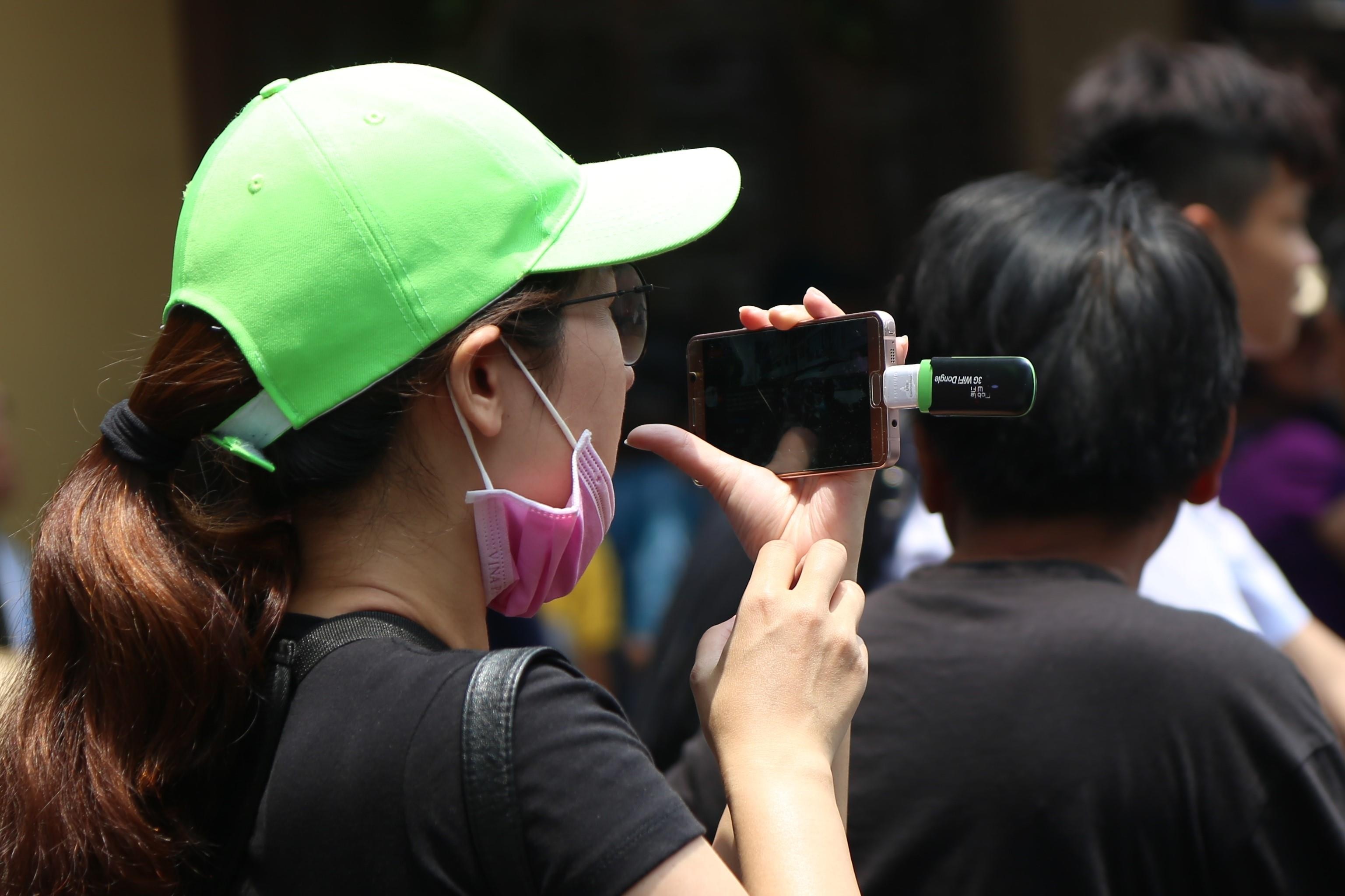 Người dân tụ tập quay video, livestream trong đám tang Anh Vũ ảnh 2 Nguoi dan tu tap quay video, livestream trong dam tang Anh Vu anh 2