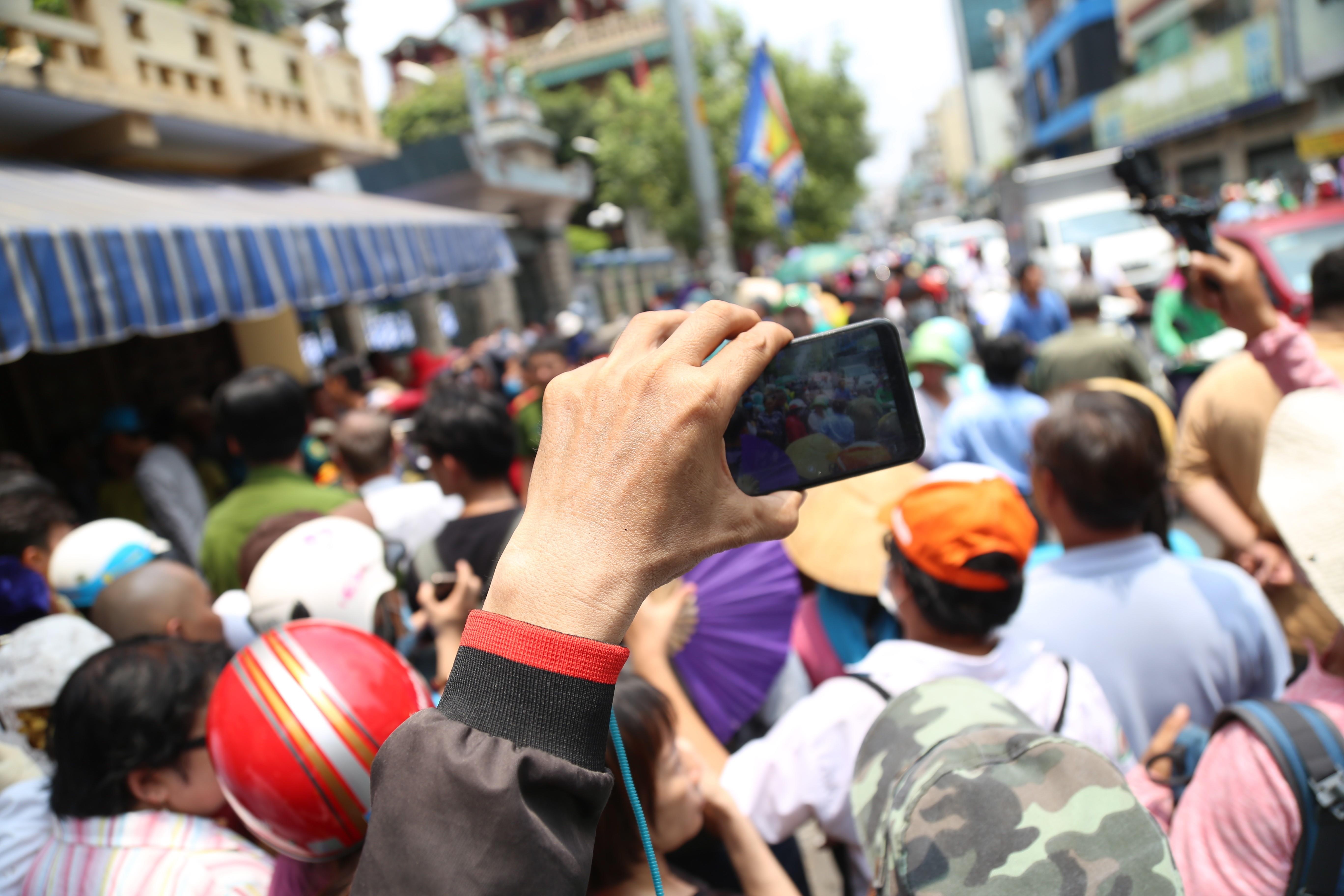 Người dân tụ tập quay video, livestream trong đám tang Anh Vũ ảnh 5 Nguoi dan tu tap quay video, livestream trong dam tang Anh Vu anh 5