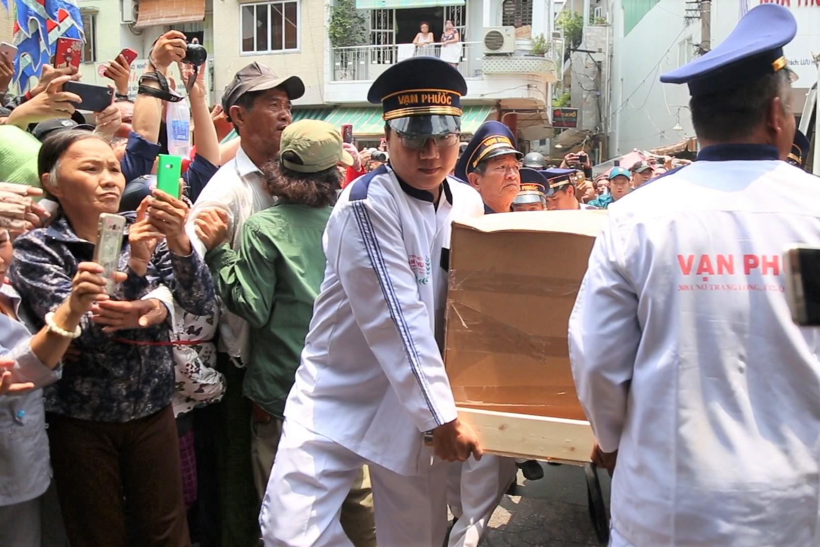 Người dân tụ tập quay video, livestream trong đám tang Anh Vũ ảnh 4 Nguoi dan tu tap quay video, livestream trong dam tang Anh Vu anh 4