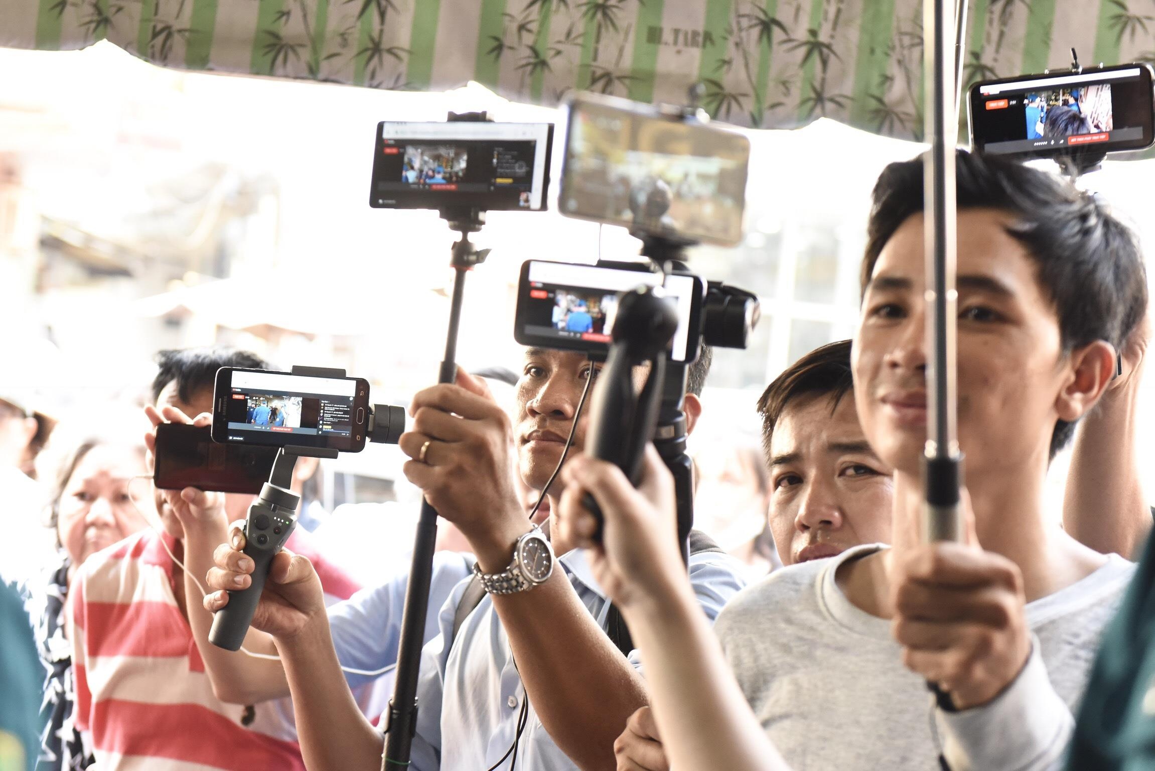 Dam tang nghe si Anh Vu va niem vui cua doi quan livestream hinh anh