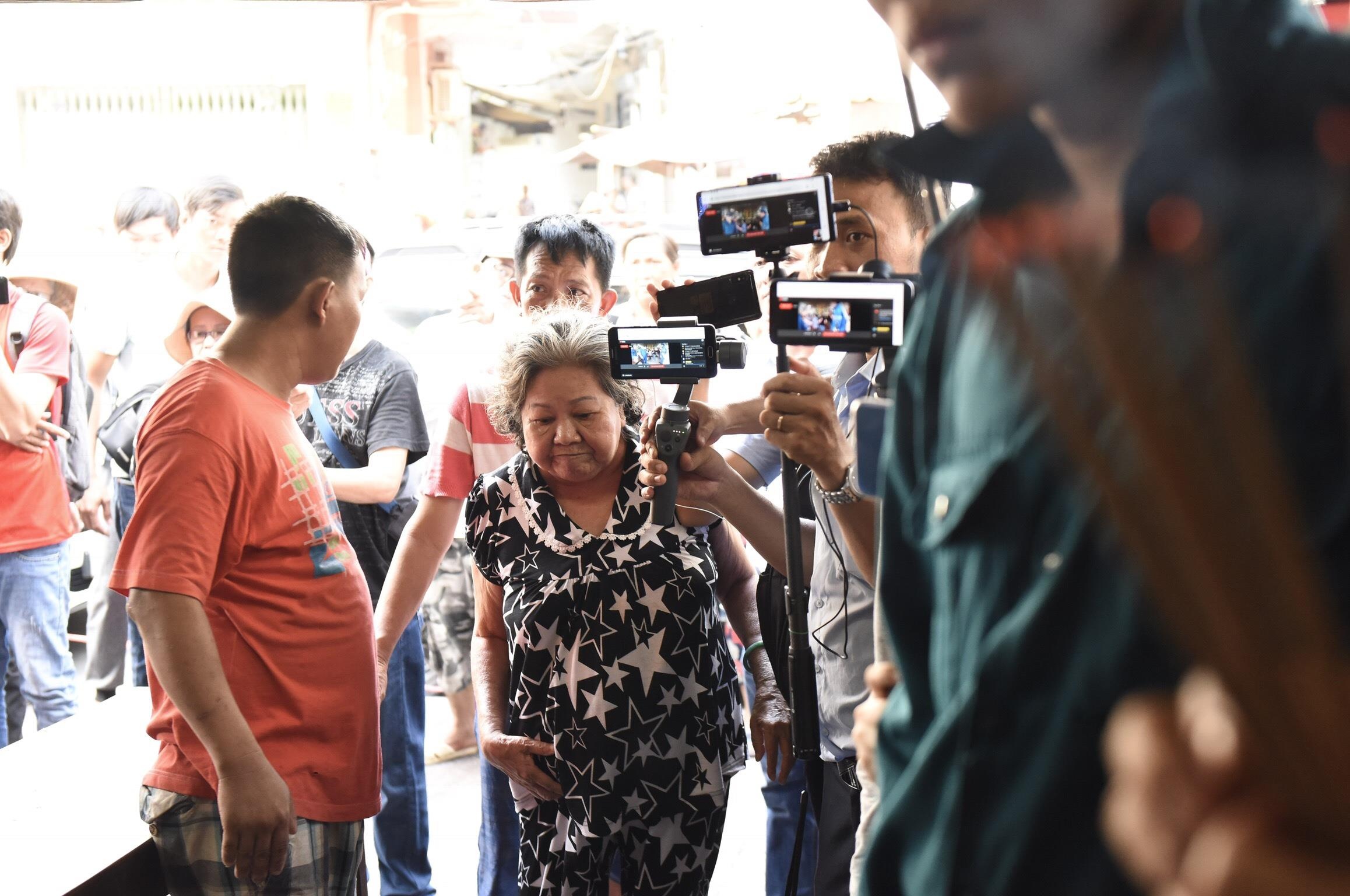 Nghe si Viet buc xuc vi doi quan livestream tai dam tang Anh Vu hinh anh