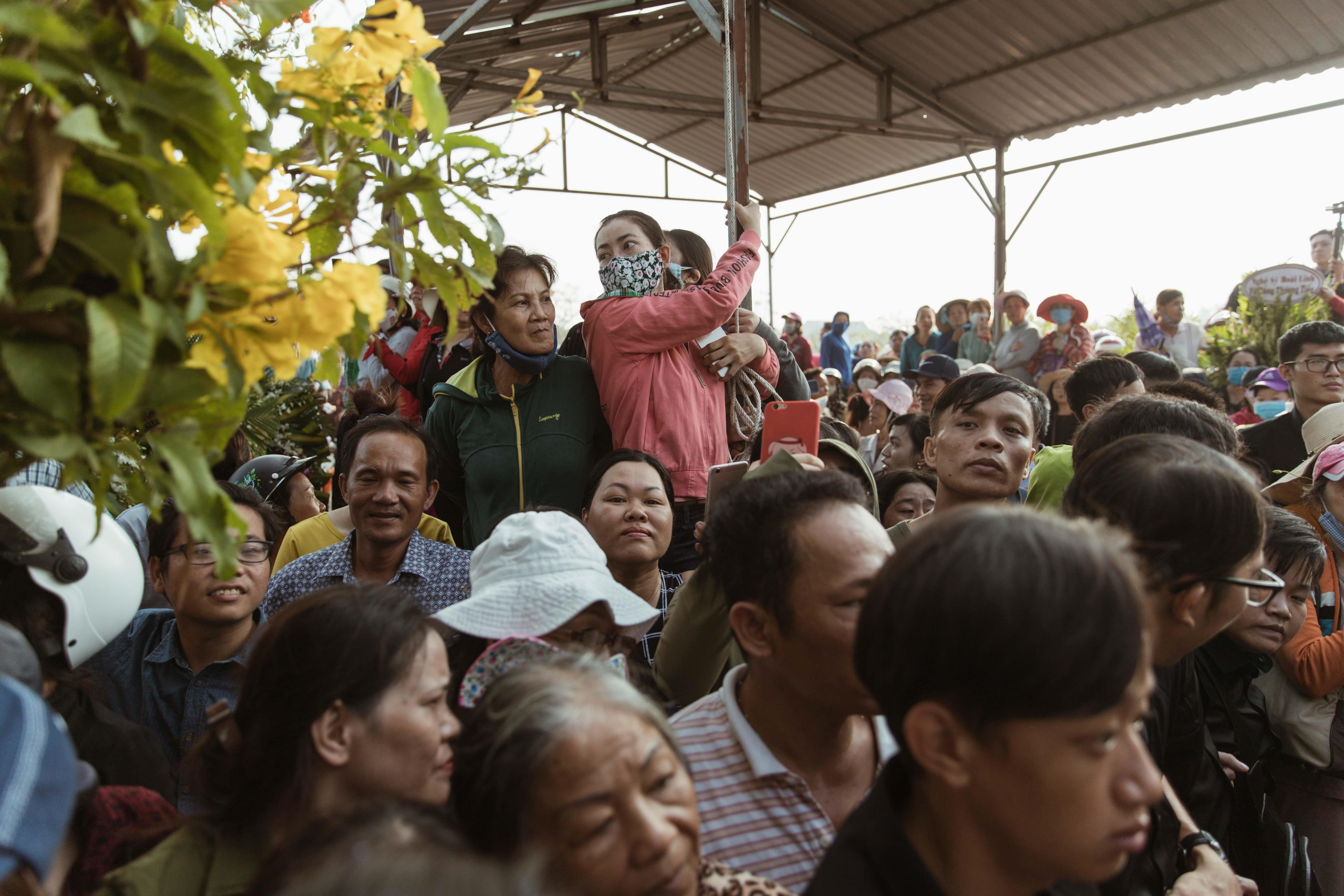 Nguoi dan chen lan,  giam dap xem dam tang Anh Vu. anh 1