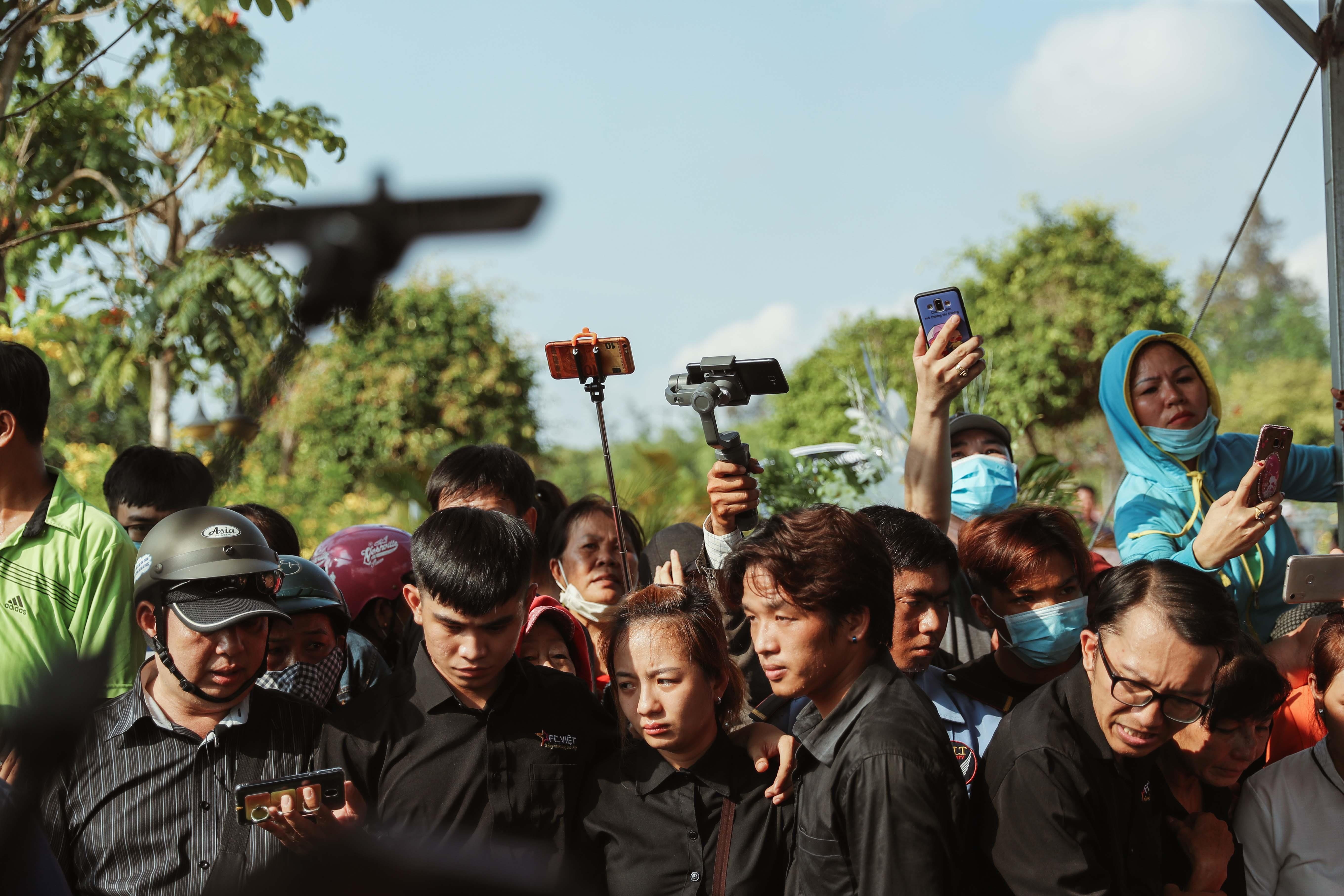 Nguoi dan dung len mo, xo do ca vong hoa de xem phut ha huyet Anh Vu hinh anh