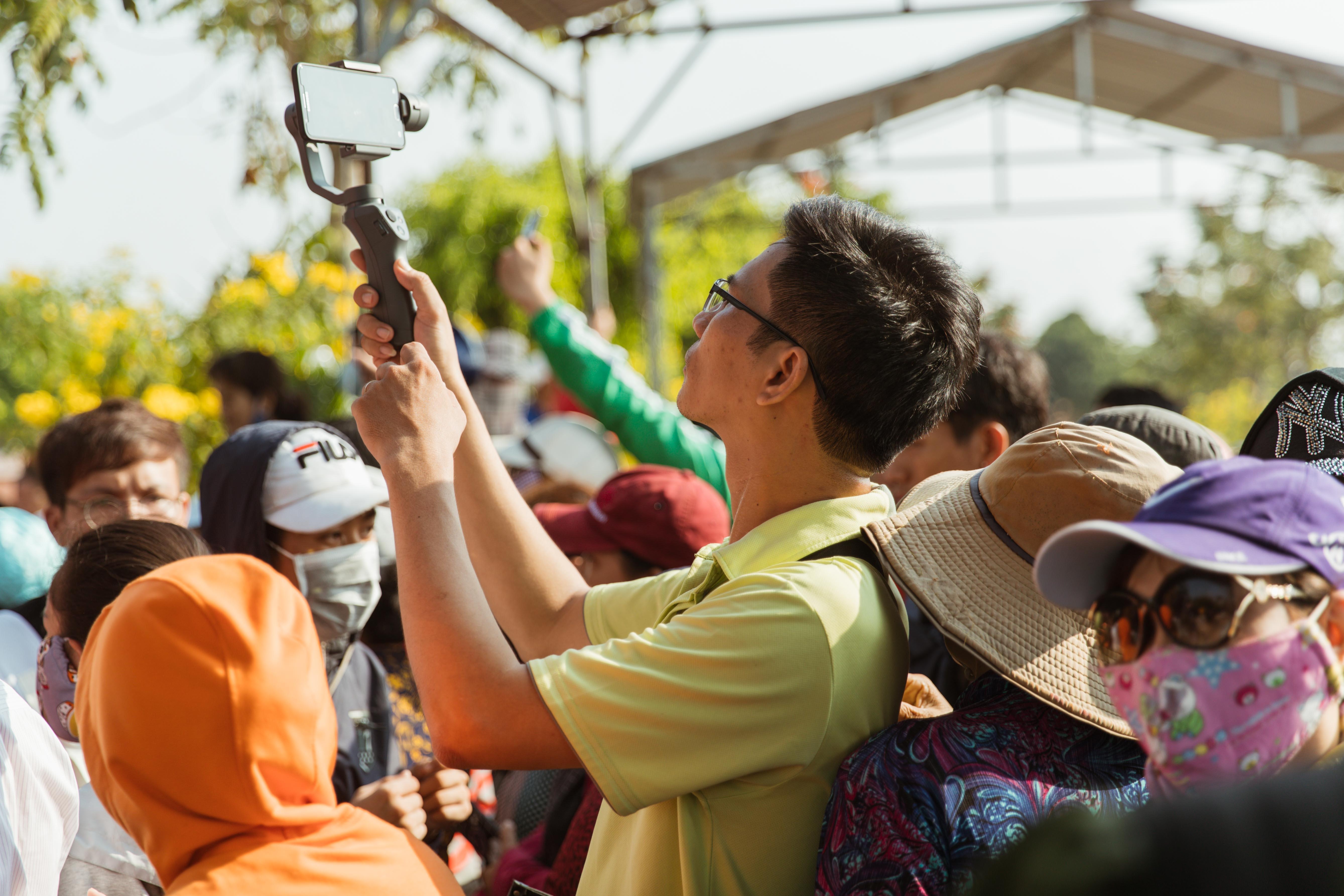 Nguoi dan chen lan,  giam dap xem dam tang Anh Vu. anh 5