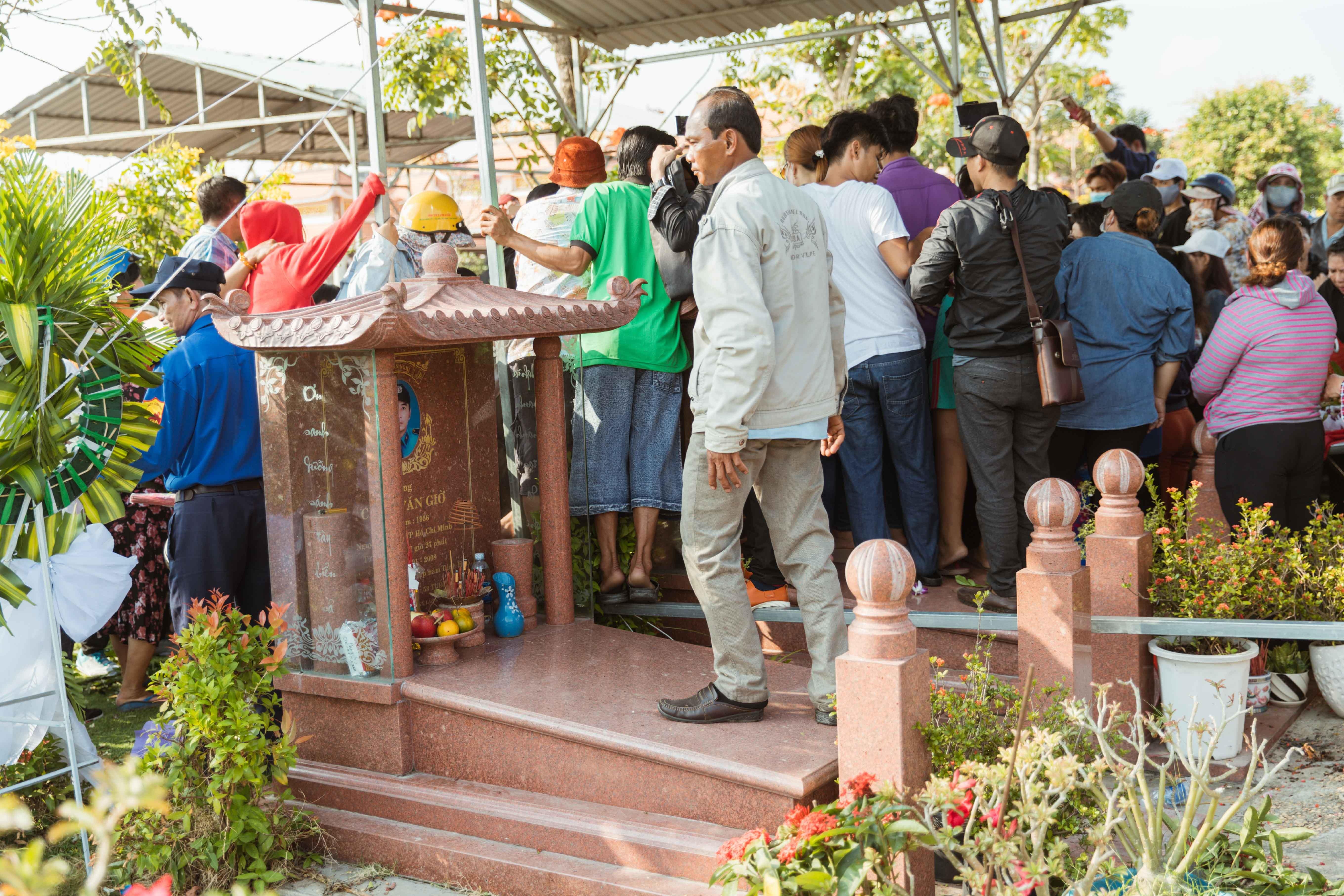 Nguoi dan chen lan,  giam dap xem dam tang Anh Vu. anh 6