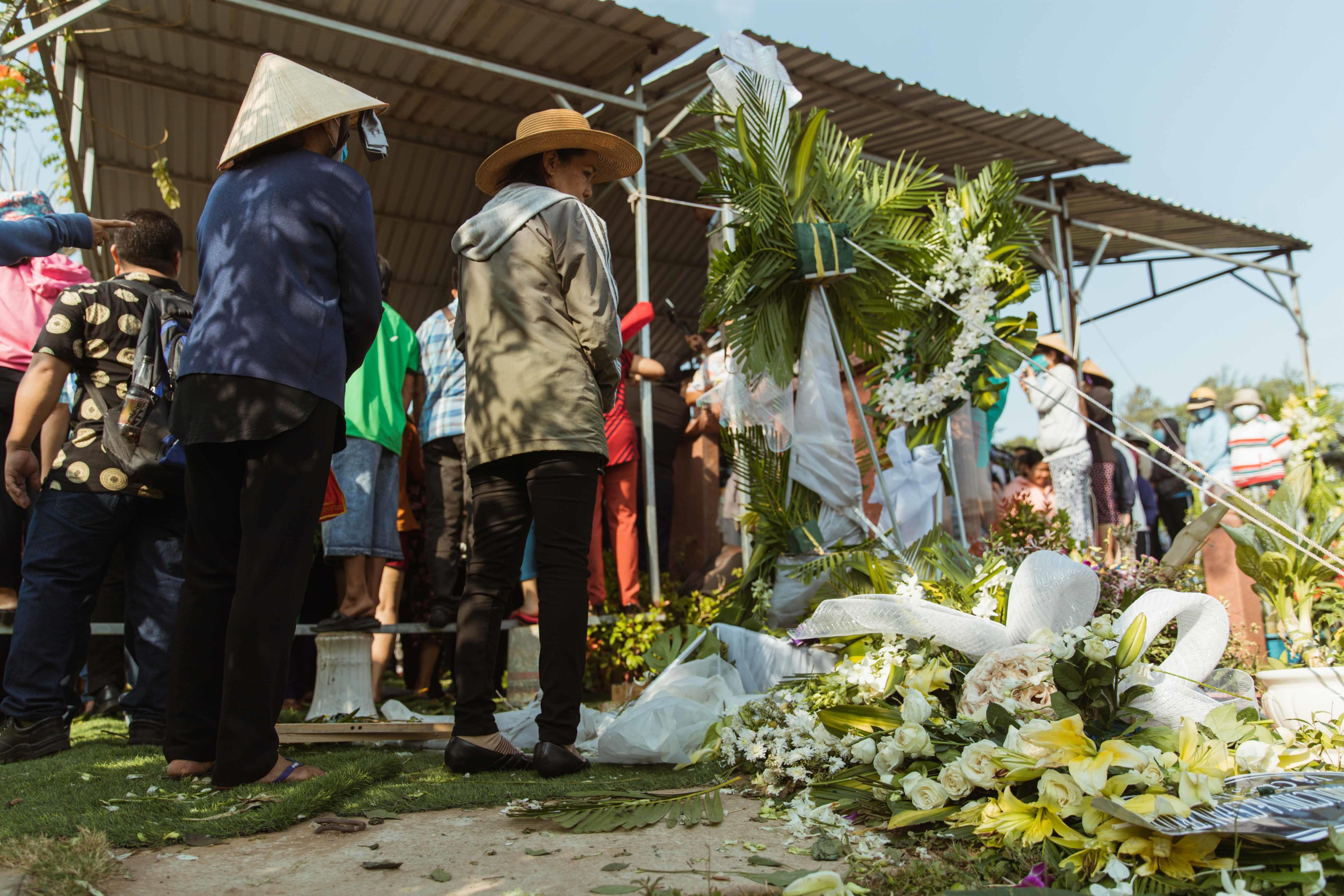 Nguoi dan chen lan,  giam dap xem dam tang Anh Vu. anh 7