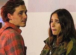 Quy tu nha Beckham va ban gai nguoi mau cai nhau cang thang giua pho hinh anh