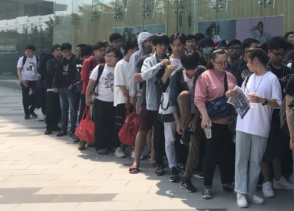 Hang tram nguoi doi nang, xep hang doi xem bom tan 'Avengers: Endgame' hinh anh