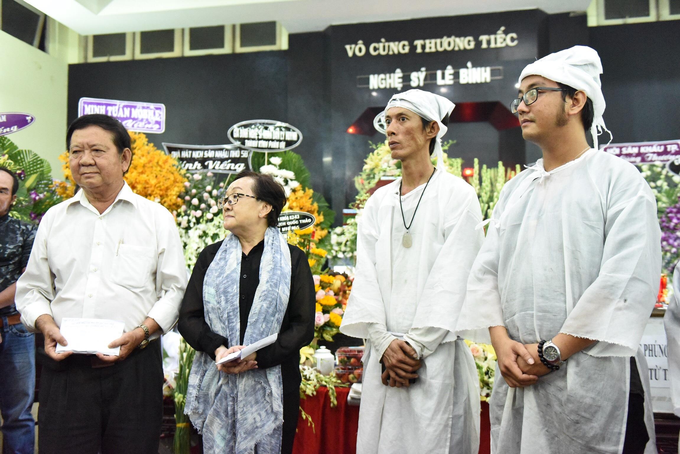 Cac con nghe si Le Binh trao 100 trieu dong lam tu thien hinh anh