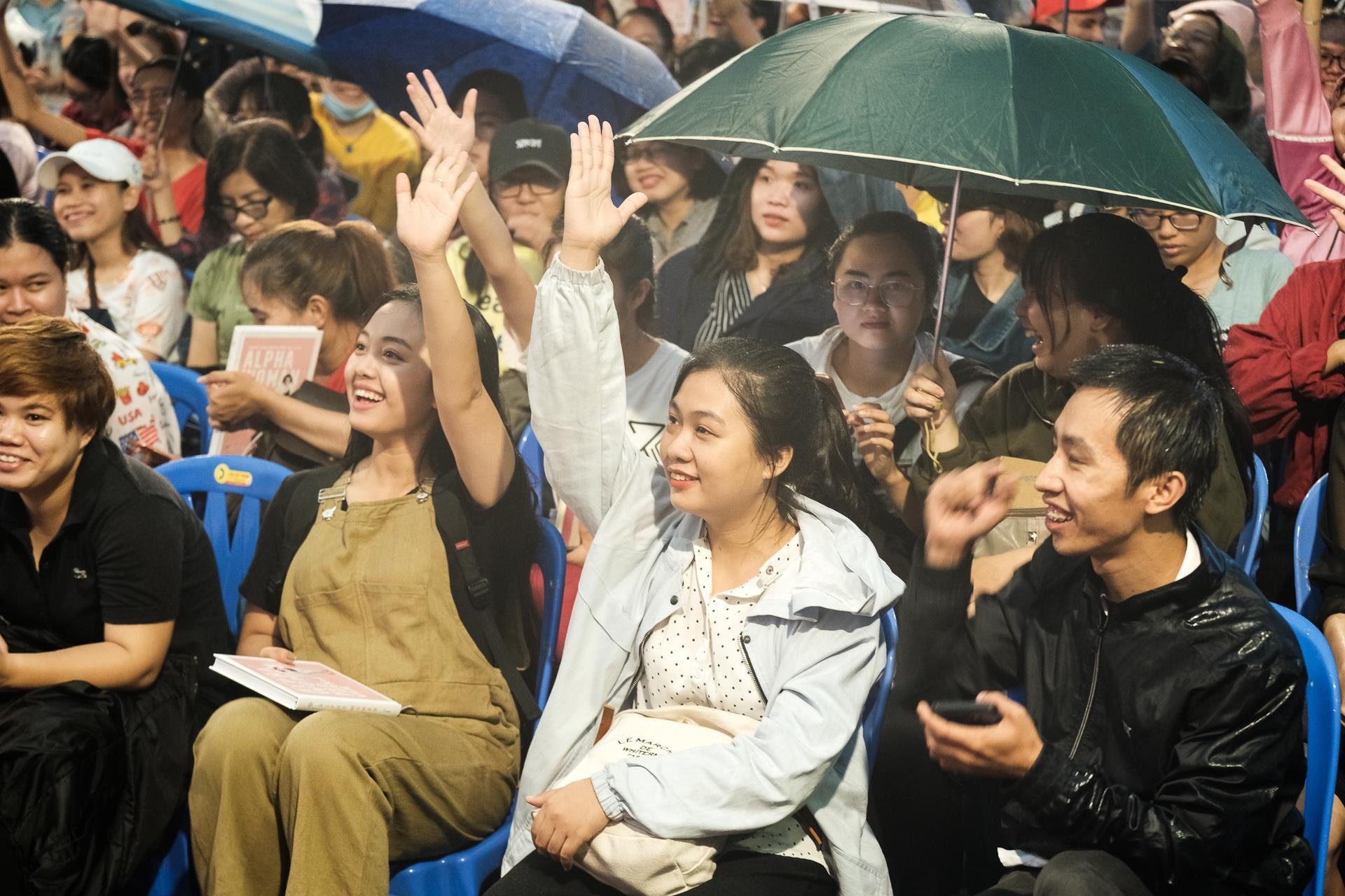 Dong nguoi xep hang dai duoi mua cho Ngo Thanh Van ky tang sach hinh anh