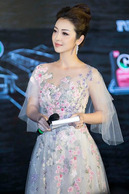 Jennifer Phạm ngất xỉu trên sân khấu ảnh 1 Jennifer Pham ngat xiu tren san khau anh 1