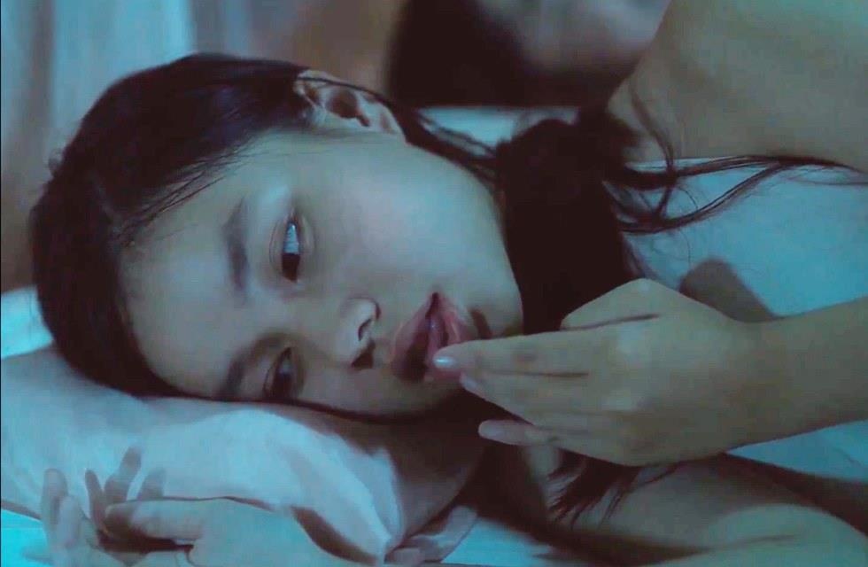 Co be 13 tuoi dong canh nong o 'Vo ba' gay tranh cai, NSX len tieng hinh anh