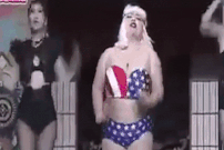 Nu ca si nang 100 kg noi tieng bac nhat Nhat Ban mac bikini nhay sexy hinh anh