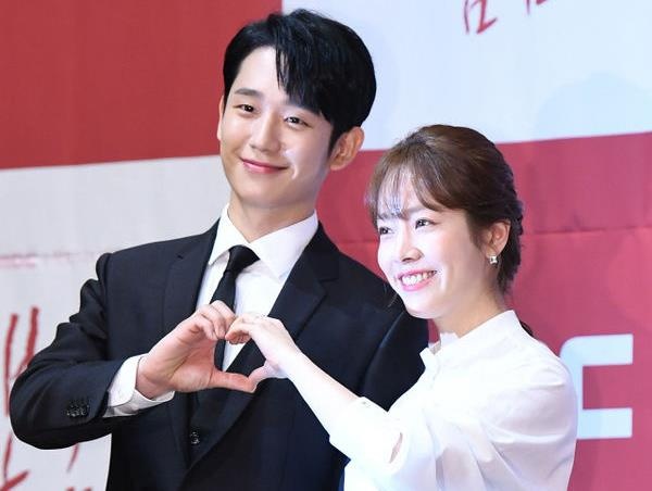 My nam Jung Hae In tinh tu, nam chat tay 'chi dep' hon 5 tuoi hinh anh