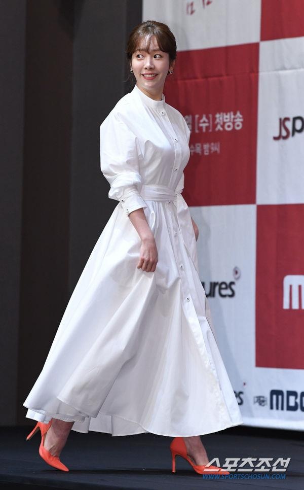 Jung Hae In tinh tu voi chi dep hon 5 tuoi anh 1