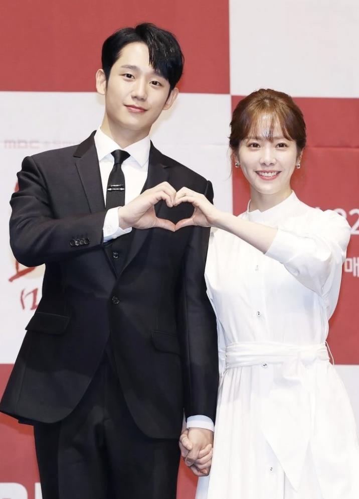 Jung Hae In tinh tu voi chi dep hon 5 tuoi anh 3