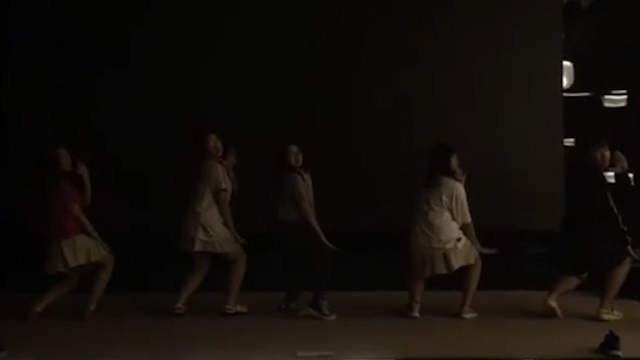 Phuong My Chi bat ngo nga khi tap nhay hinh anh