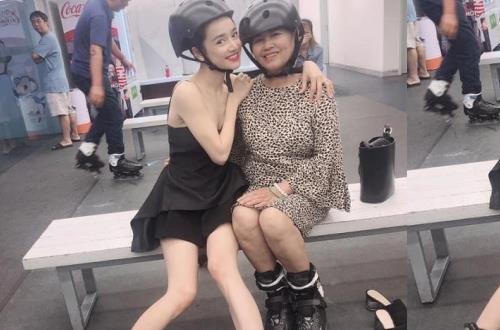 Nha Phuong lo dang gay go, chan khang khiu khi di cung gia dinh hinh anh