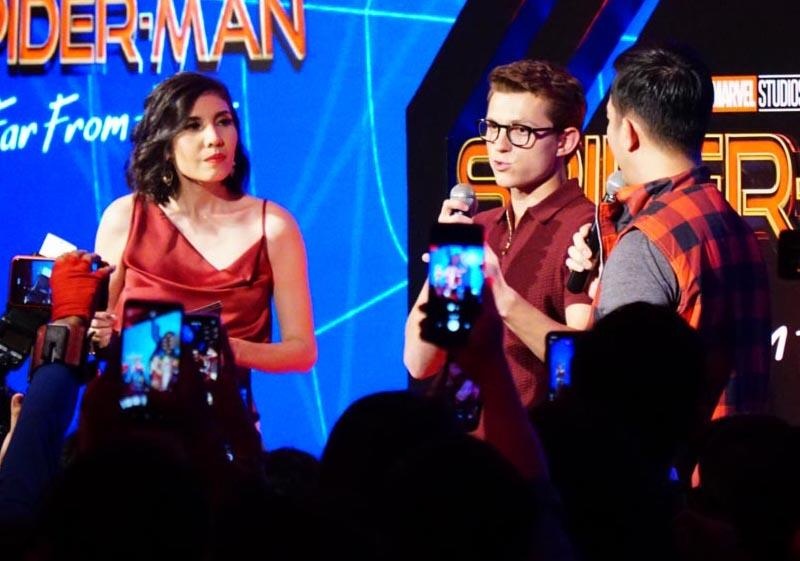 Hang nghin khan gia phan khich khi gap 'Spider-Man' Tom Holland hinh anh