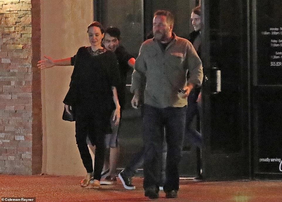 Angelina Jolie va 6 con anh 5