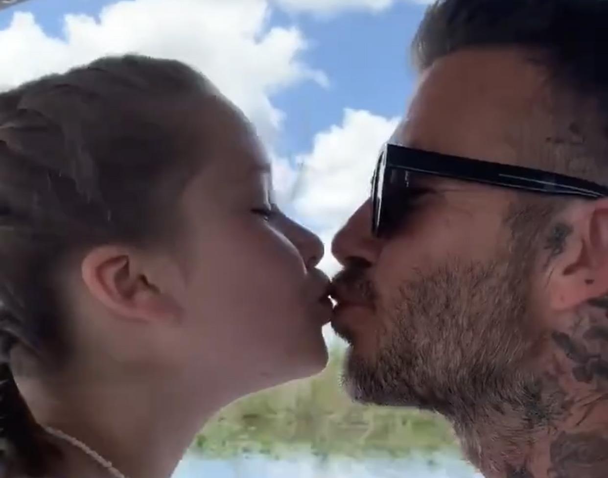 David Beckham tiep tuc hon moi con gai mac tranh cai hinh anh