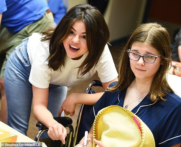 Selena Gomez tham gia hoat dong tu thien anh 1