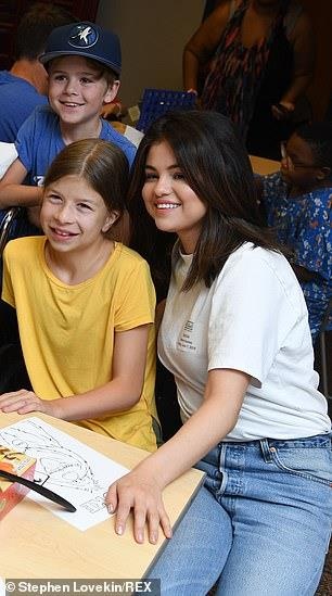 Selena Gomez tham gia hoat dong tu thien anh 2