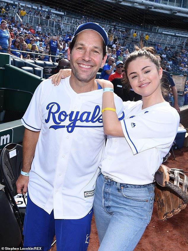 Selena Gomez tham gia hoat dong tu thien anh 4