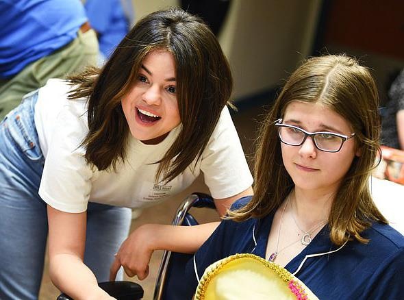 Selena Gomez rang ro di tham cac benh nhi hinh anh