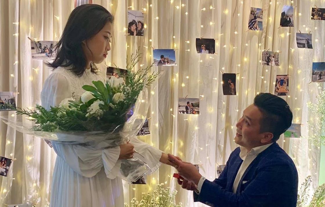 MC Lieu Ha Trinh duoc ban trai kem tuoi cau hon hinh anh