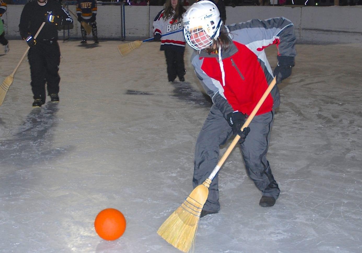 Choi bong bang choi va nhung mon the thao it thay trong truong hoc hinh anh