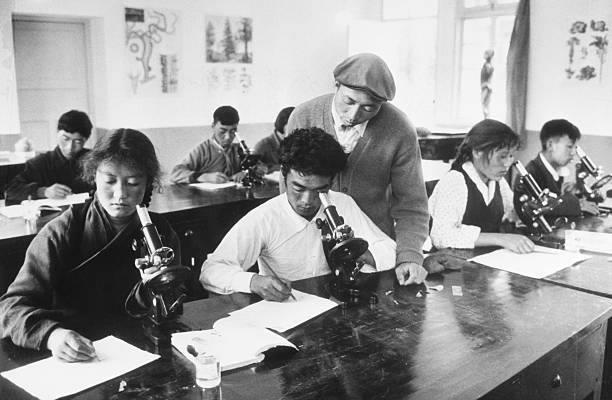 Nhung hinh anh an tuong ve hoc sinh chau A the ky truoc hinh anh