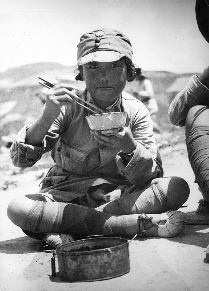 hoc sinh chau A the ky truoc anh 5