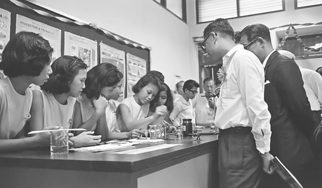 hoc sinh chau A the ky truoc anh 9