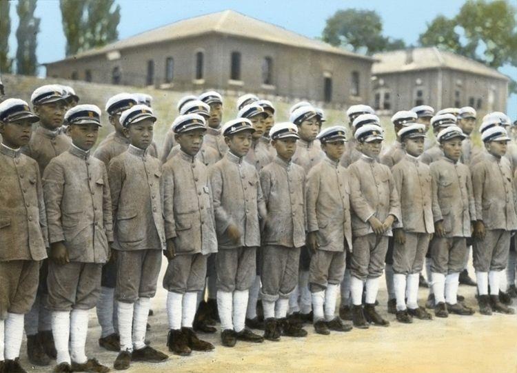 hoc sinh chau A the ky truoc anh 8