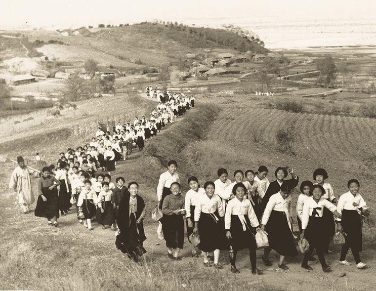 hoc sinh chau A the ky truoc anh 3