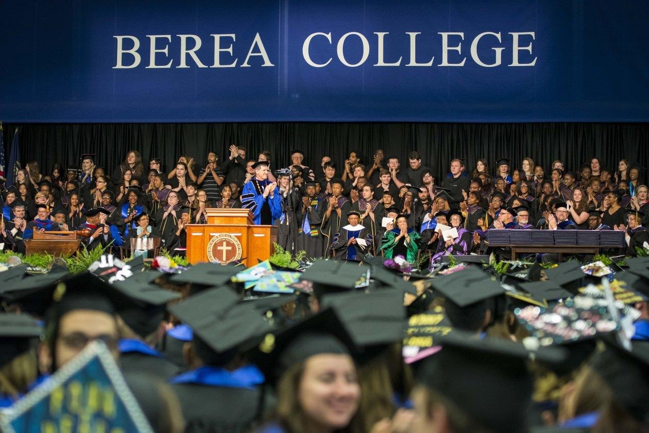 truong mien hoc phi cho sinh vien anh 10