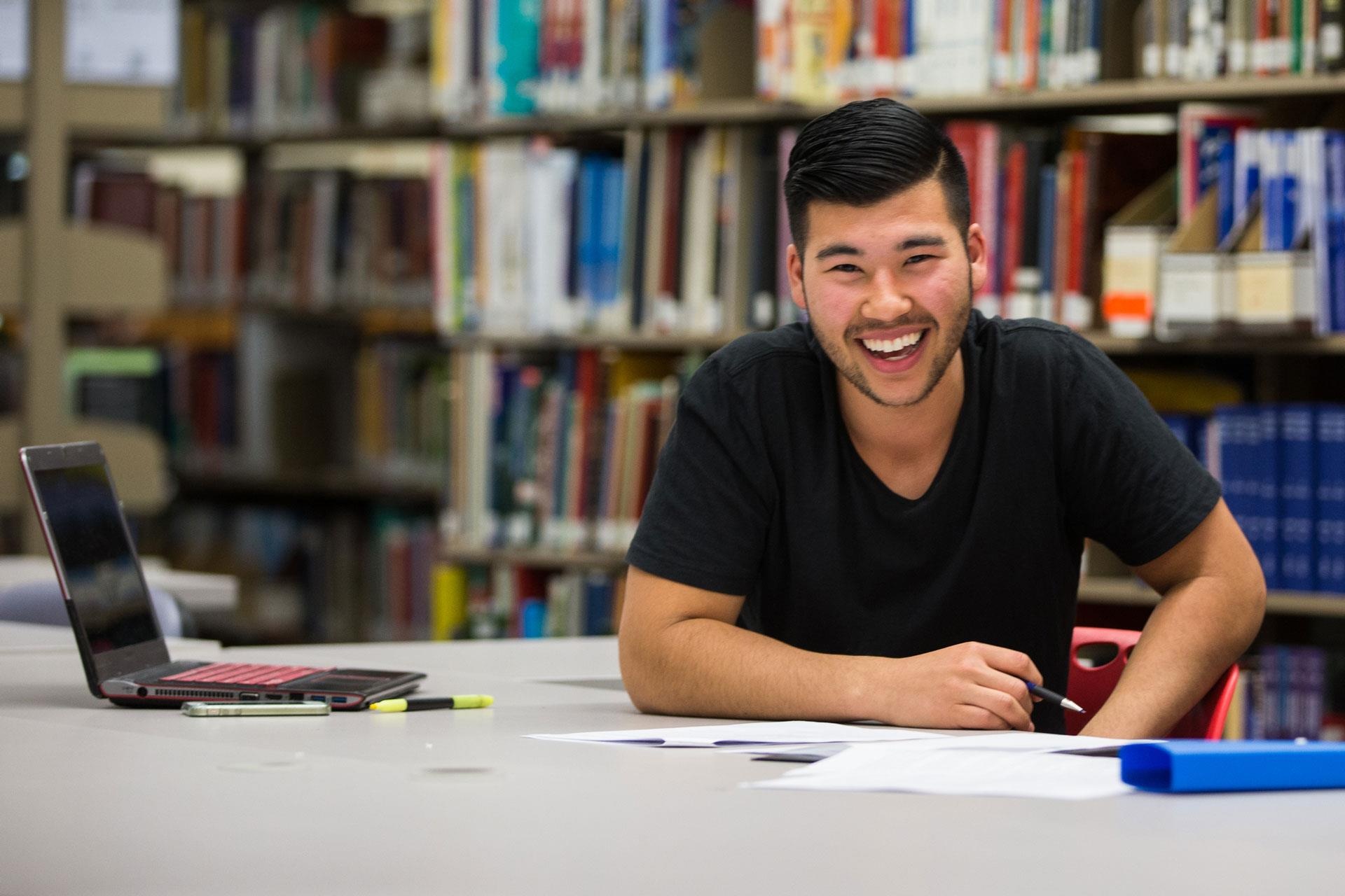 Can canh thu vien truong dai hoc phai so tan vi mot qua sau rieng hinh anh