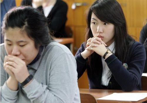 Hoc sinh Han Quoc va con ac mong kinh hoang mang ten thi dai hoc hinh anh