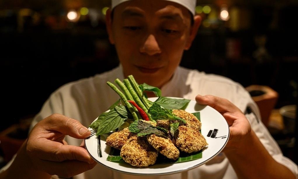 Mon thit lon chay gay sot o Thai Lan duoc che bien the nao hinh anh