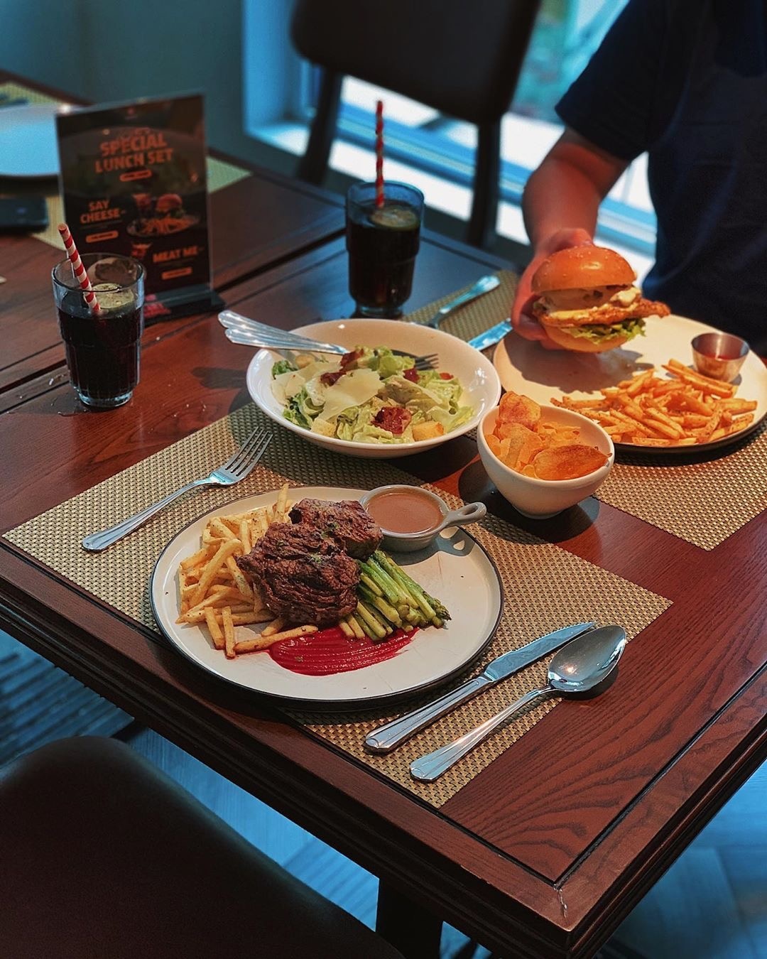 nha hang phong cach My anh 18