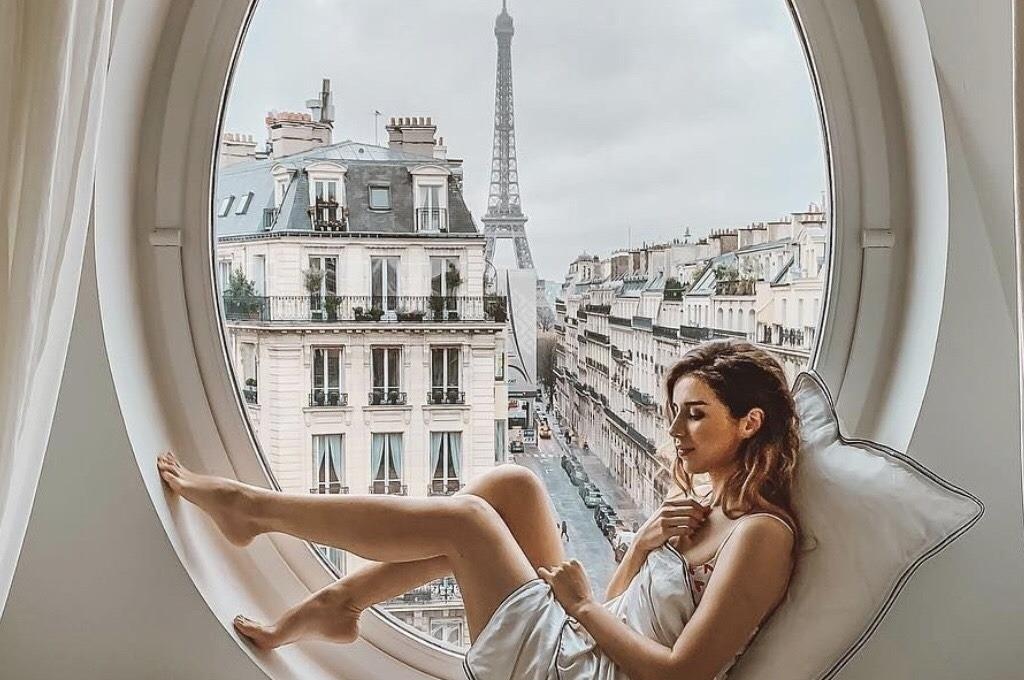 Khach san co o cua sang chanh, nhin thang thap Eiffel hinh anh