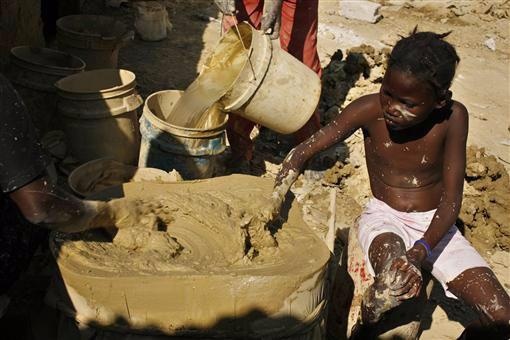 Banh lam tu bun, do an cuu song nguoi dan Haiti hinh anh