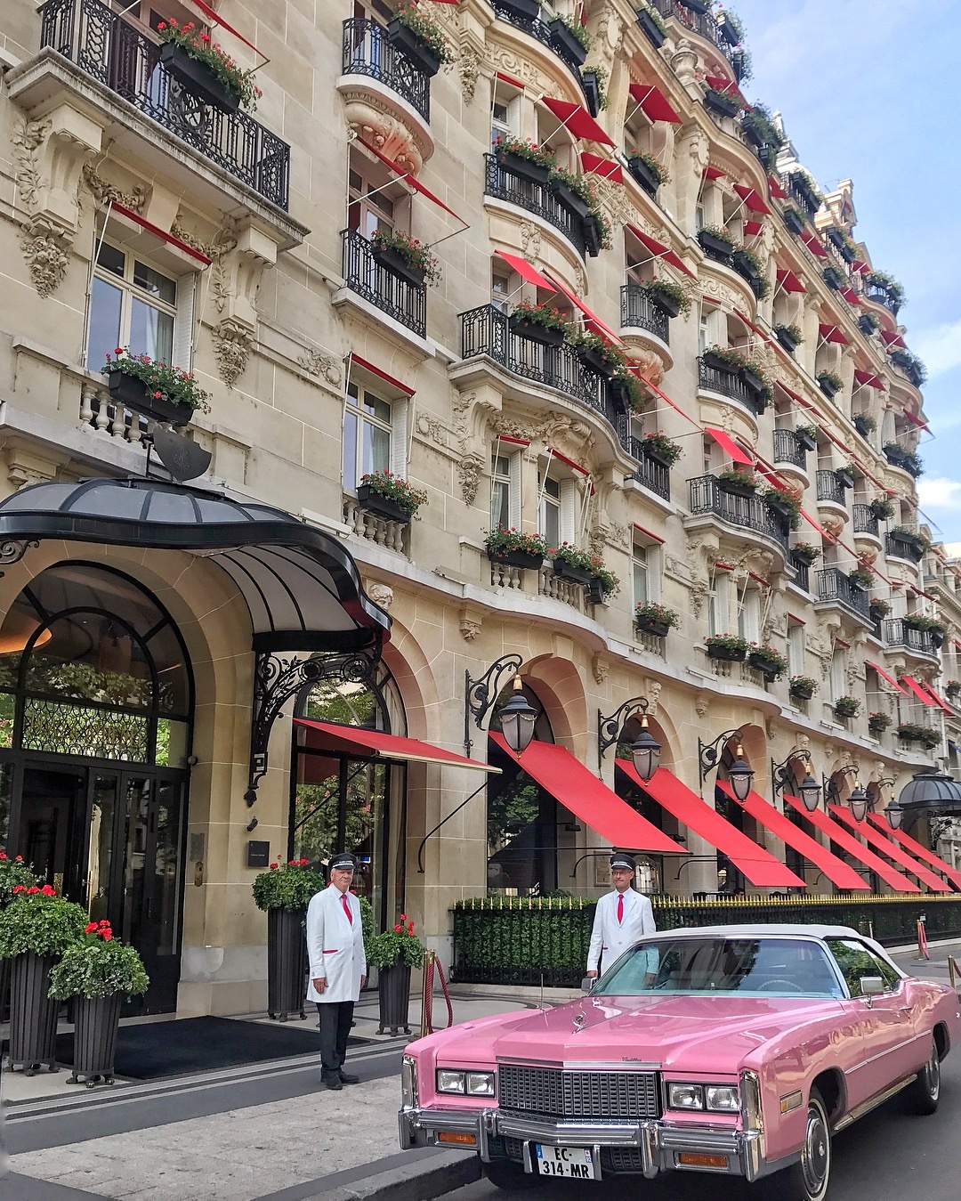 khach san paris anh 1