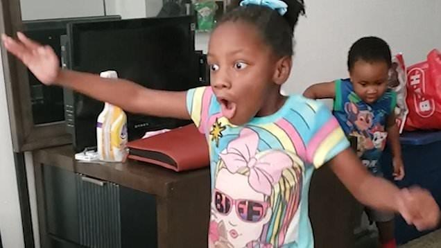 Khoanh khac co be bai nao tu buoc di khien dan mang xuc dong hinh anh