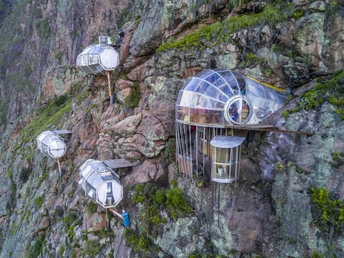 Thach thuc long can dam voi khach san lo lung tren nui hinh anh