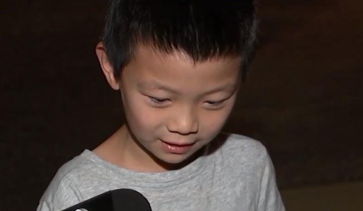 Cau be 7 tuoi cuu hang xom khoi vu hoa hoan hinh anh