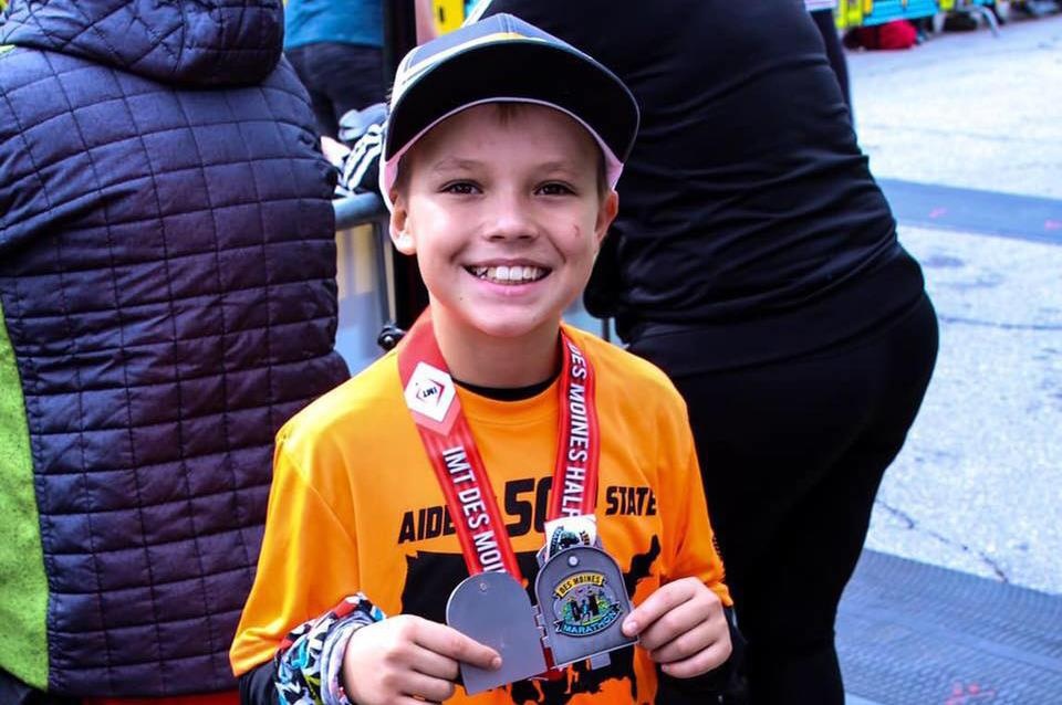 Cau be 11 tuoi chay qua 50 bang cua My hinh anh